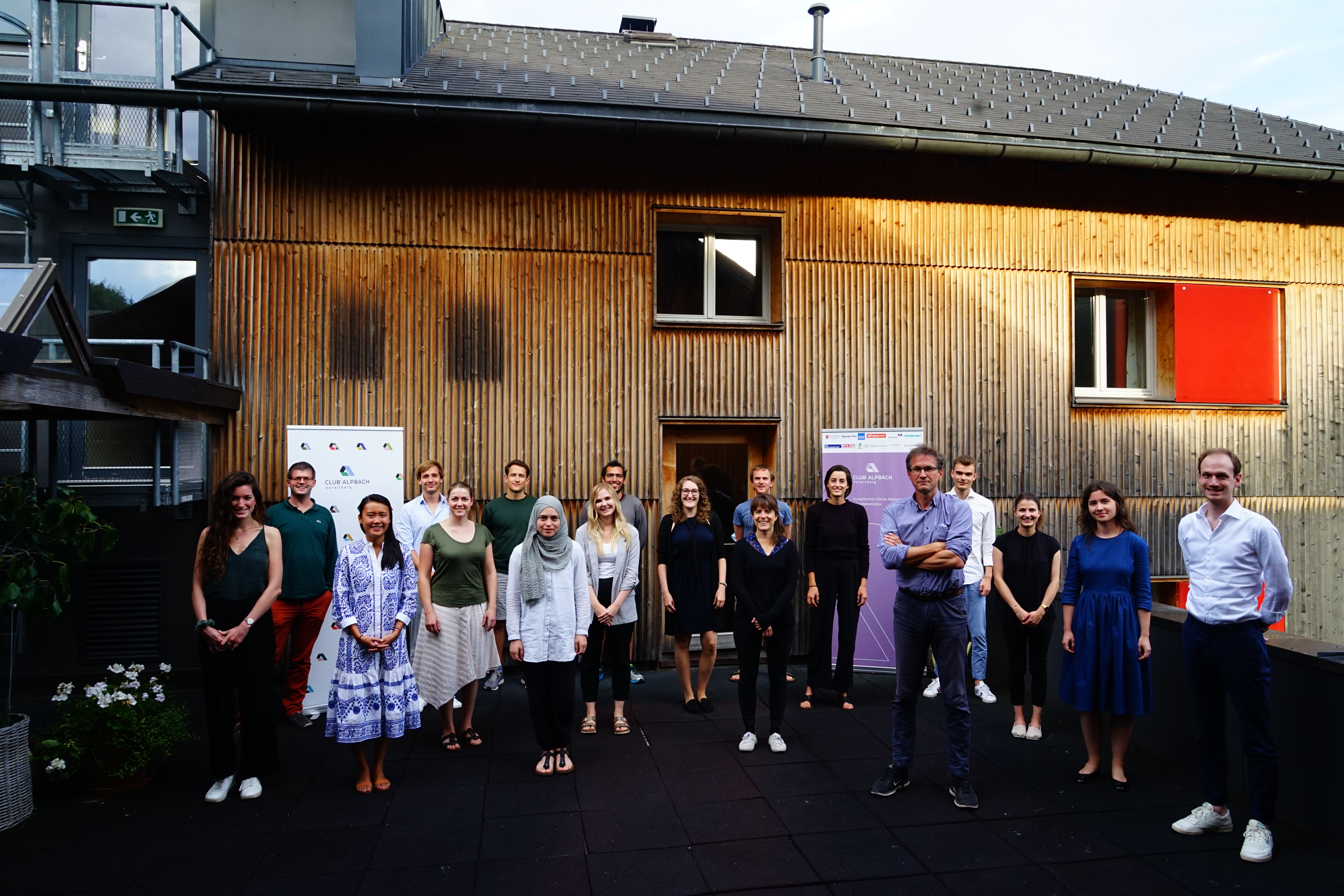 Gruppenfoto mit Gerald Knaus auf der Terasse der Taube in Bizau